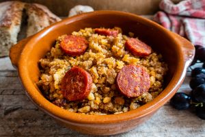 Plato de barro de migas con chorizo