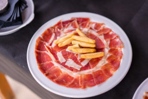 Un plato de jamón ibérico cortado a mano